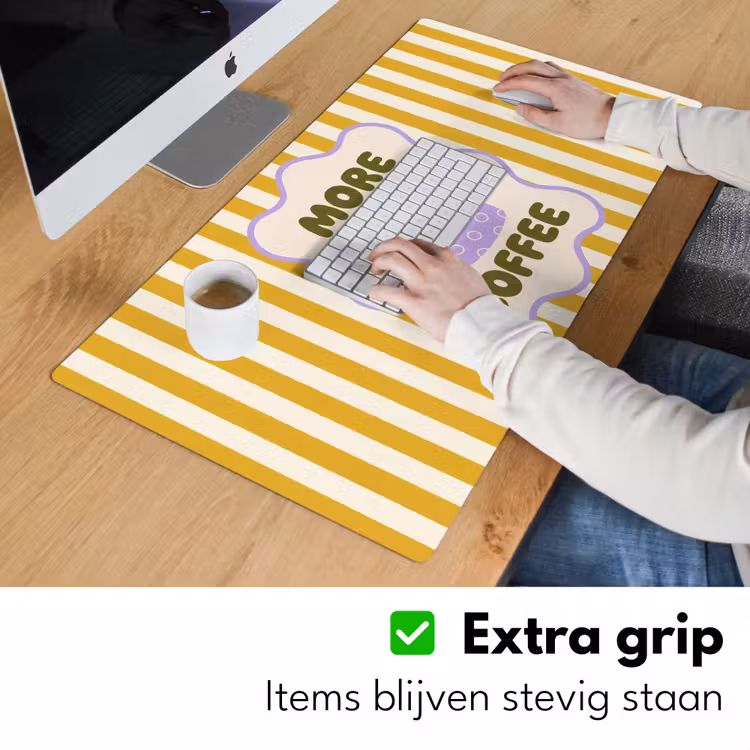 More coffee - Geel - Paars - Strepen - Mok Muismat XXL klein -sfeer3