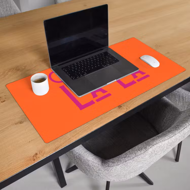 Oh la la - Oranje - Roze - Scheeflettertype Muismat XXL klein -sfeer1