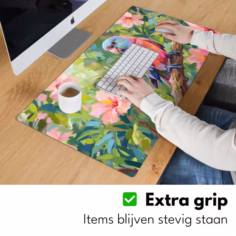 Papagaai - Hibiscusbloemen - Kleurrijk Muismat XXL klein -sfeer3