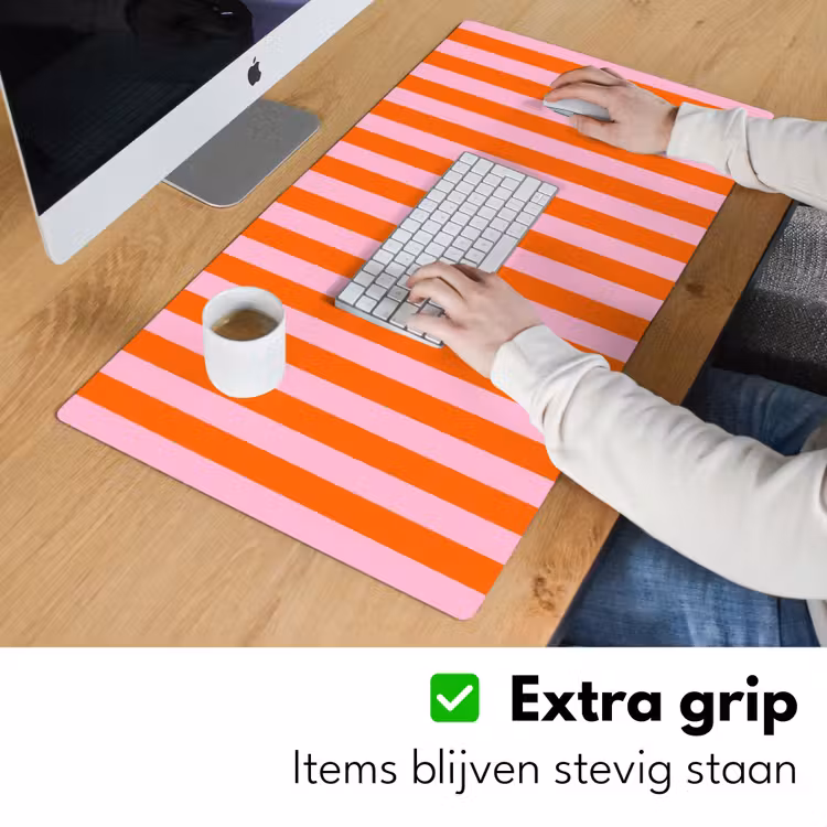 Patroon - Oranje - Fijn - Strepen Muismat XXL klein -sfeer3