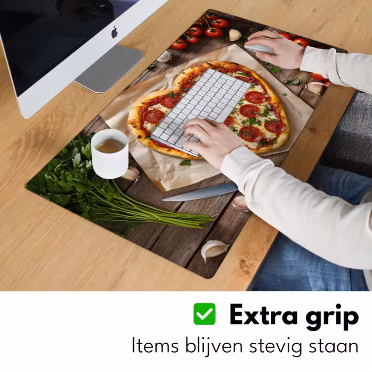 Pizza - Hart - Pepperoni - Tomaat Muismat XXL klein -sfeer3