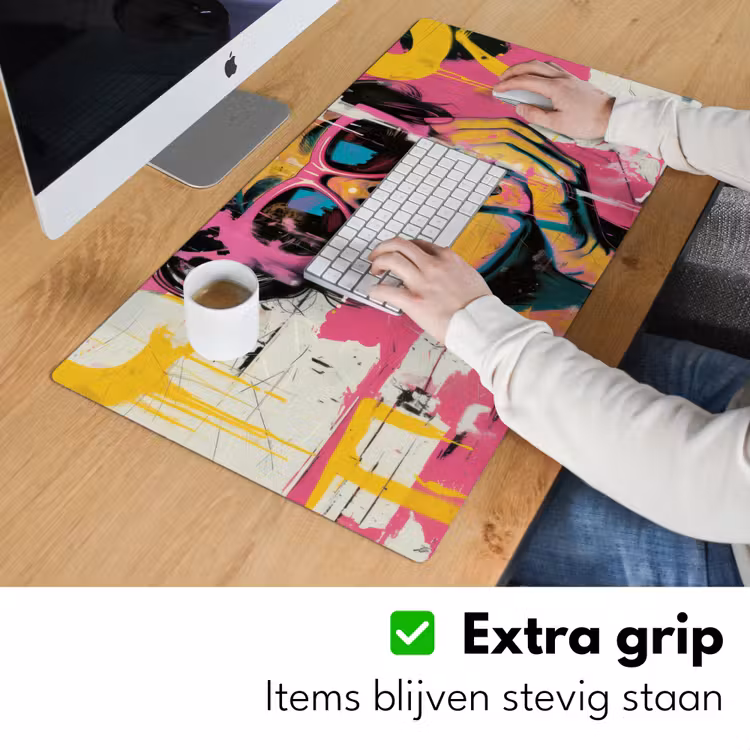 Portret - Vrouw - Abstract - Zonnebril Muismat XXL klein -sfeer3