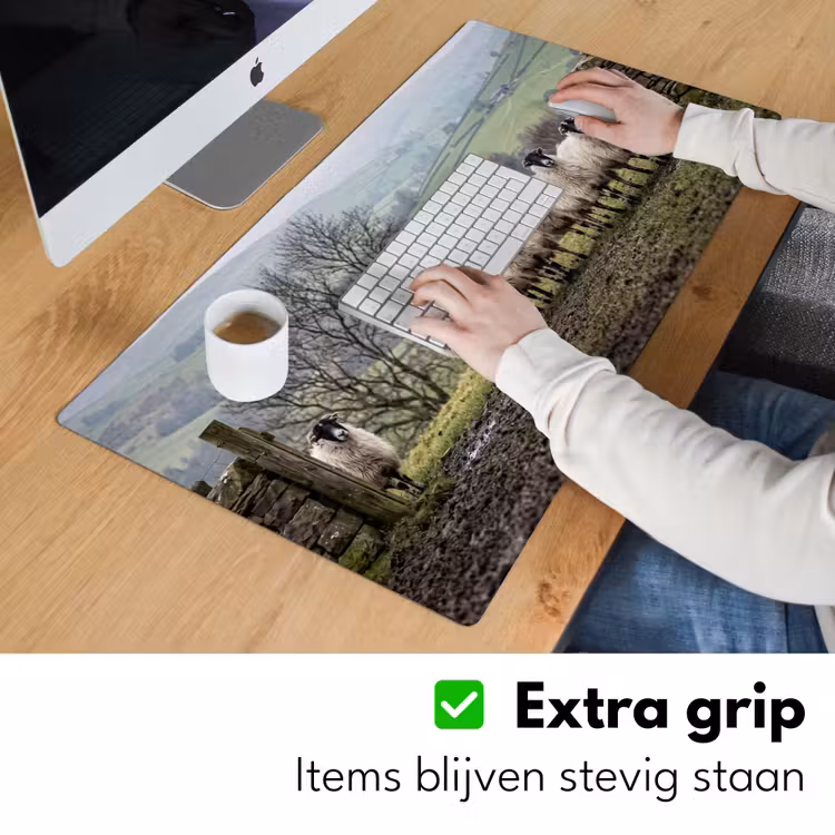Schapen - Rij - Weide - Dieren - Platteland Muismat XXL klein -sfeer3