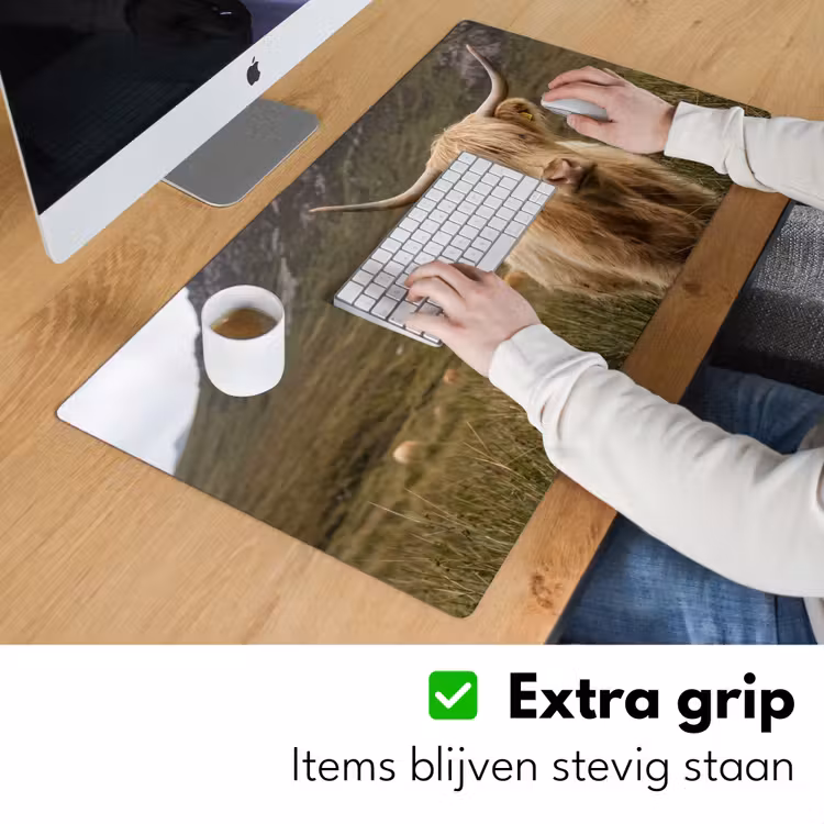 Schotse hooglander - Bergen - Grasveld Muismat XXL klein -sfeer3