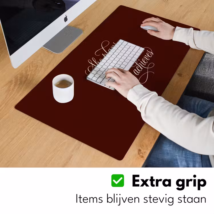 She plans she glows she achieves - Rood - Cursief Muismat XXL klein -sfeer3