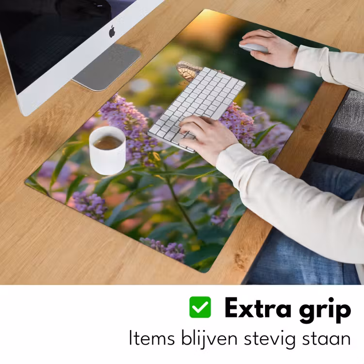 Sierlijke - Vlinder - Paarse - Bloemen Muismat XXL klein -sfeer3