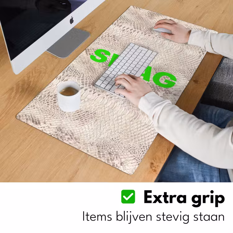 Slangenprint - SWAG - Neon - Groen Muismat XXL klein -sfeer3