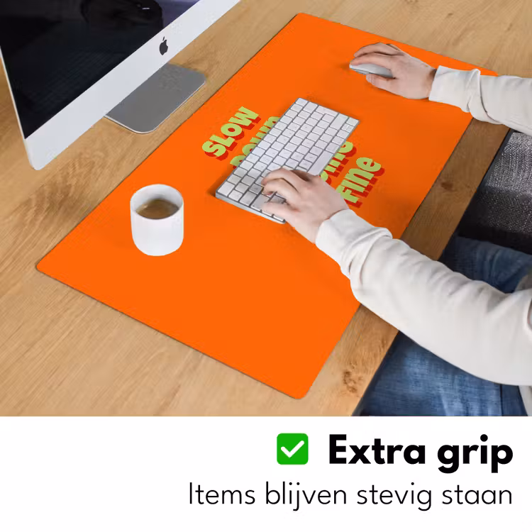 Slow down you're doing fine - Oranje - Simple Muismat XXL klein -sfeer3