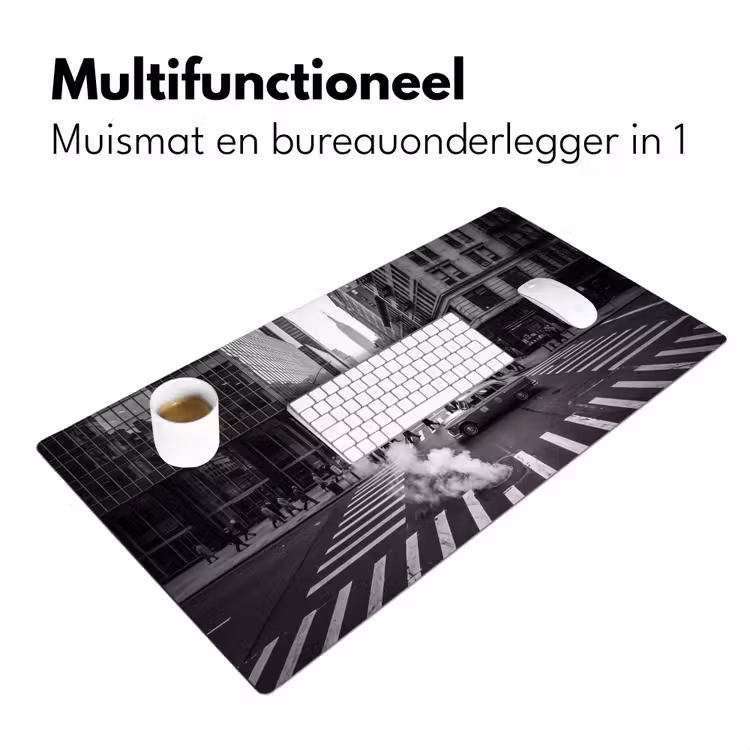 Stad - Straat - Gebouwen - Verkeer - Zwart-wit Muismat XXL klein -sfeer4