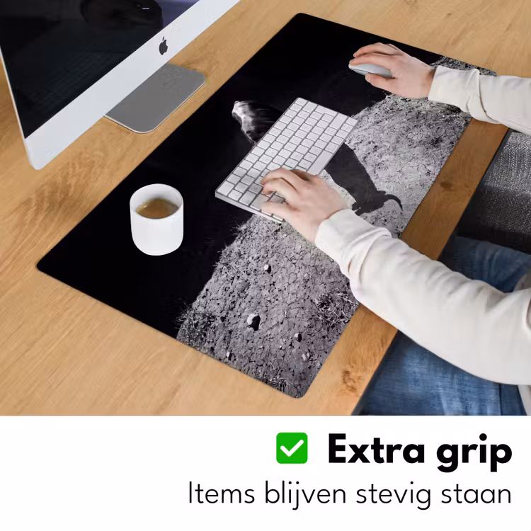 Stier - Schaduw - Dieren - Contrast - Zwart-wit Muismat XXL klein -sfeer3