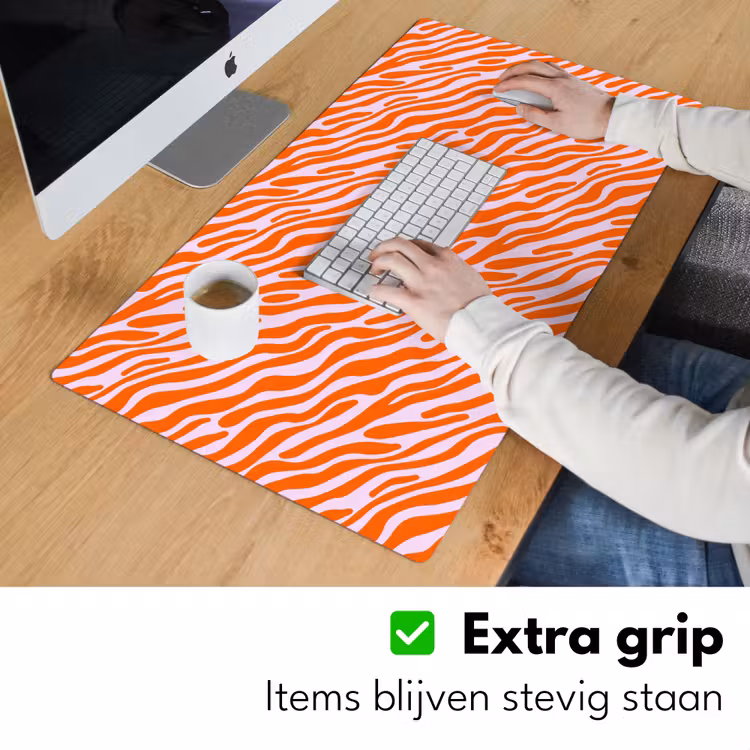 Strepen - Dynamisch - Oranje Muismat XXL klein 681 -sfeer3