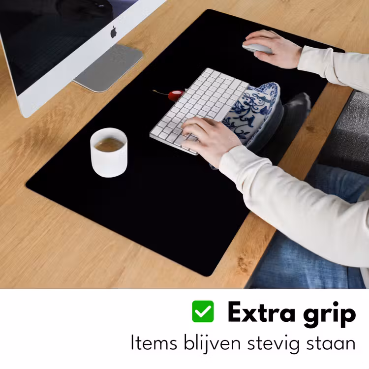 Taart - Slagroom - Kers - Bord - Delfts blauw Muismat XXL klein -sfeer3
