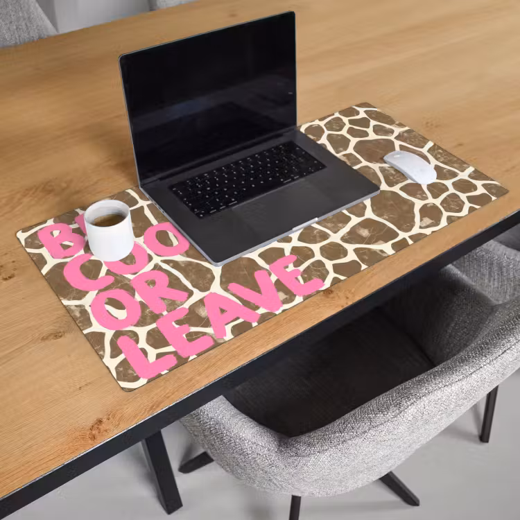 Tekst - Be cool or leave - Roze - Giraffenprint Muismat XXL klein -sfeer1