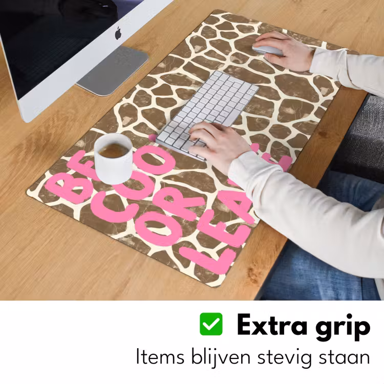 Tekst - Be cool or leave - Roze - Giraffenprint Muismat XXL klein -sfeer3
