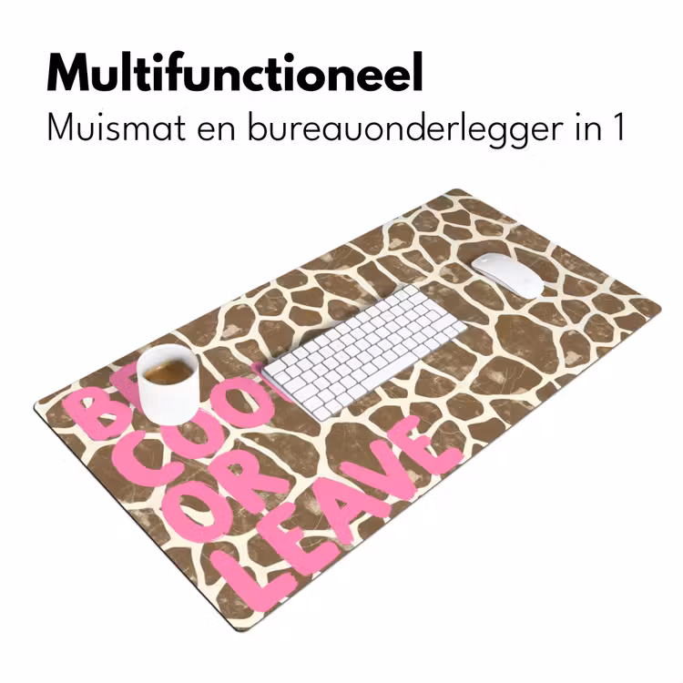 Tekst - Be cool or leave - Roze - Giraffenprint Muismat XXL klein -sfeer4