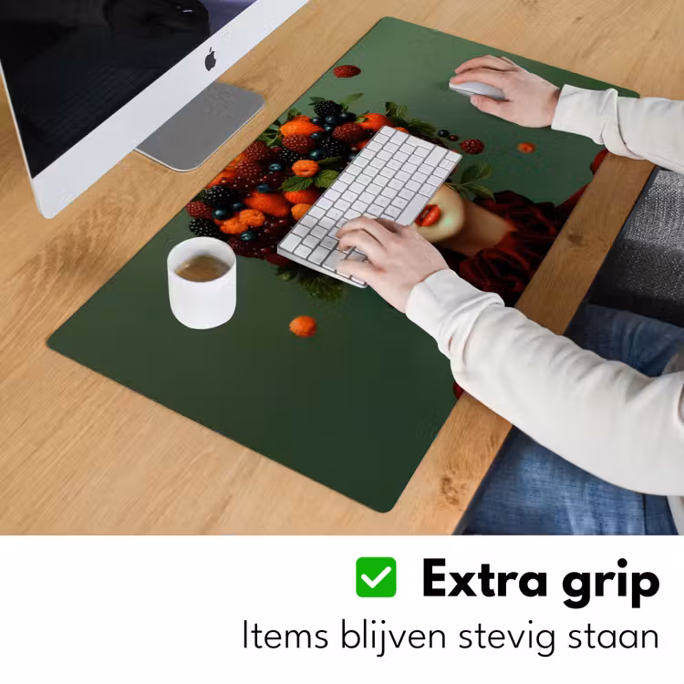 Vrouw - Aardbeien - Frambozen - Bramen - Bessen Muismat XXL klein -sfeer3