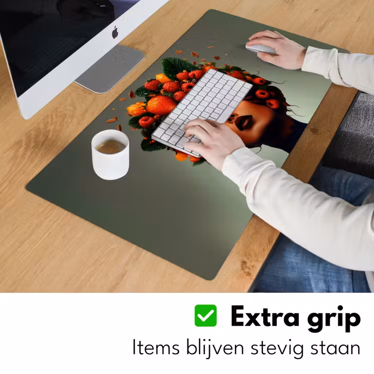 Vrouw - Chocolade - Frambozen - Aardbeien - Koekjes Muismat XXL klein -sfeer3