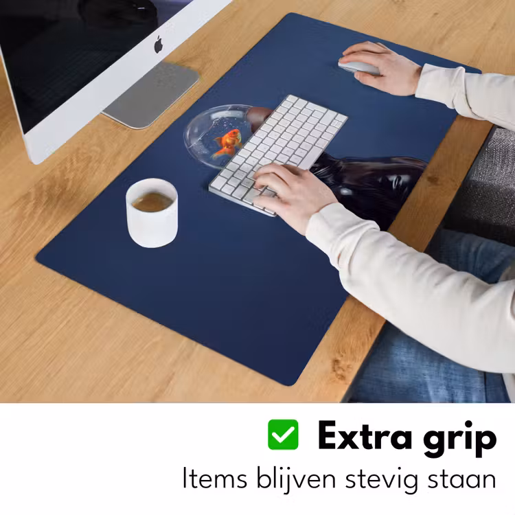 Vrouw - Goudvis - Hoofd - Abstract - Blauw Muismat XXL klein -sfeer3