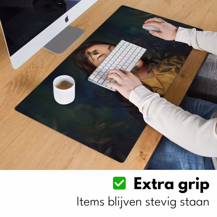 Vrouw - Insecten - Natuur - Portret - Groen Muismat XXL klein -sfeer3