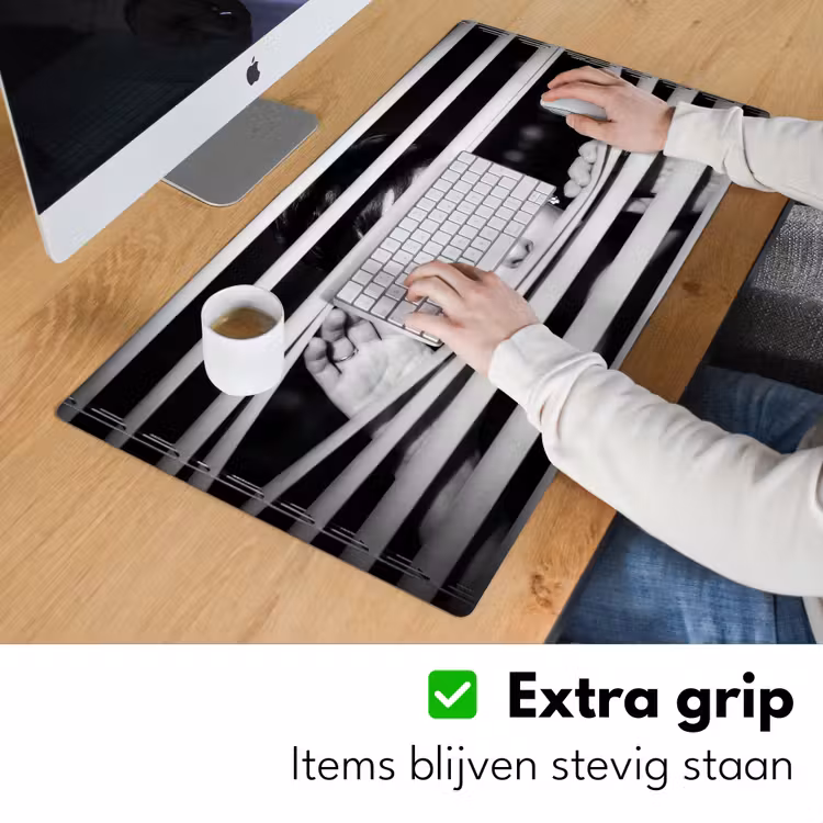 Vrouw - Jaloezieën - Portret - Zwart-wit Muismat XXL klein -sfeer3