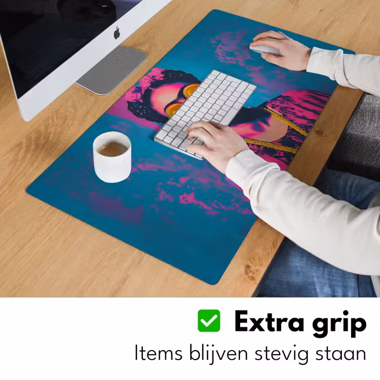 Vrouw - Kauwgom - Zonnebril - Oranje Muismat XXL klein -sfeer3