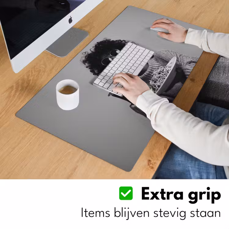 Vrouw - Pasta - Zwart - Wit Muismat XXL klein -sfeer3