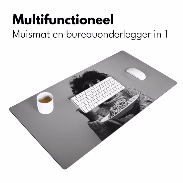 Vrouw - Pasta - Zwart - Wit Muismat XXL klein -sfeer4