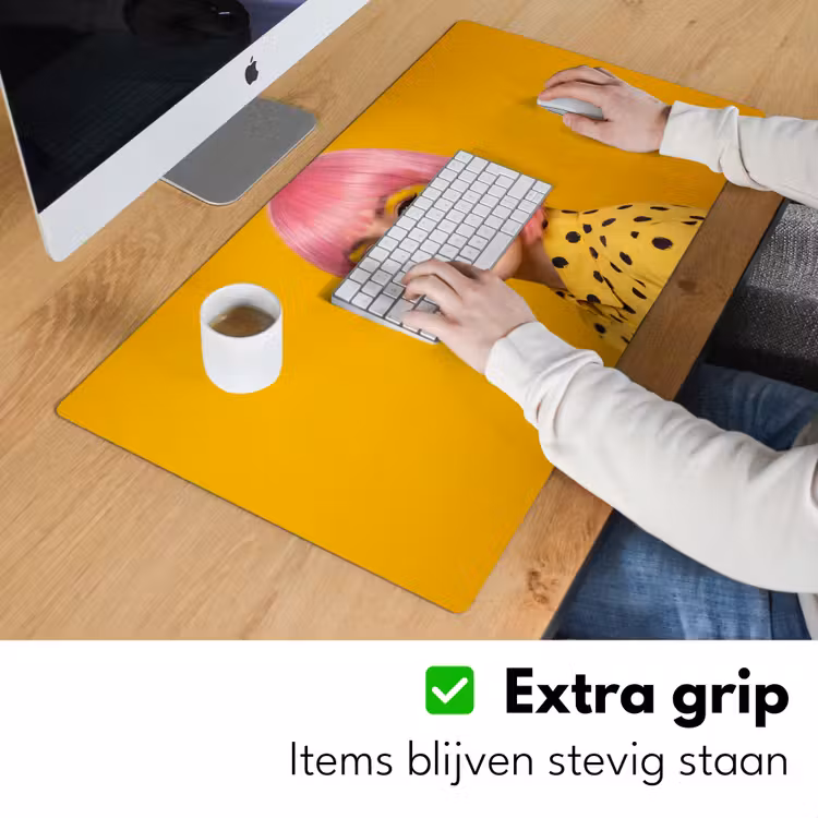 Vrouw - Portret - Abstract - Kleurrijk - Geel Muismat XXL klein -sfeer3