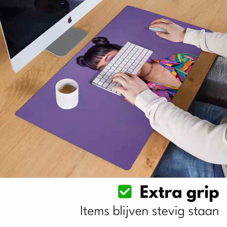 Vrouw - Portret - Make-up - Paars - Levendig Muismat XXL klein -sfeer3