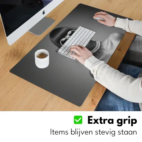 Vrouw - Zwart Wit - Ketting - Zonnebril Muismat XXL klein -sfeer3