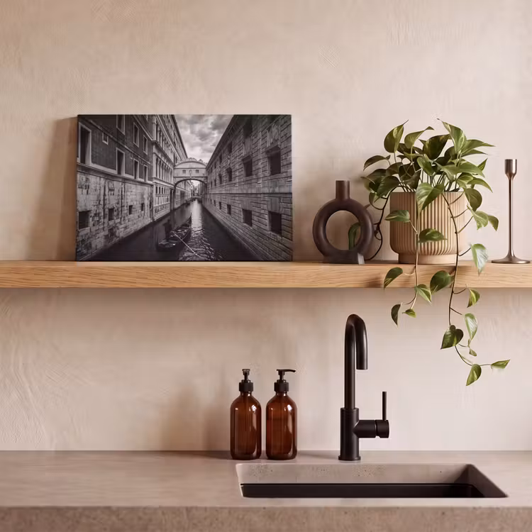 Boot - Waterweg - Stad - Zwart-wit - Architectuur canvas 2cm klein -sfeer3
