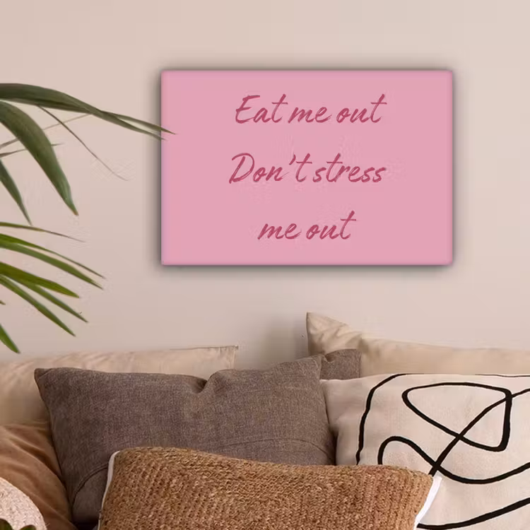 Eat me out don't stress me out - Roze - Handgeschreven canvas 2cm klein -sfeer1