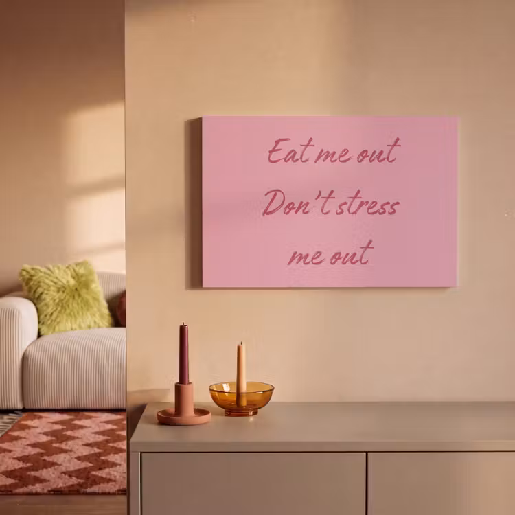 Eat me out don't stress me out - Roze - Handgeschreven canvas 2cm klein -sfeer1