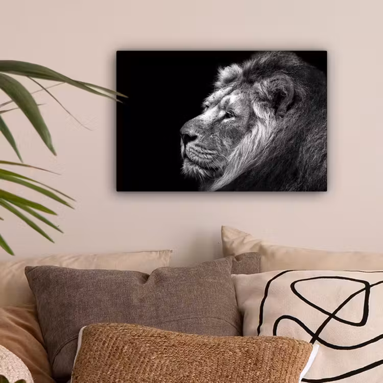 Leeuw tegen zwarte achtergrond in zwart-wit canvas 2cm klein -sfeer1
