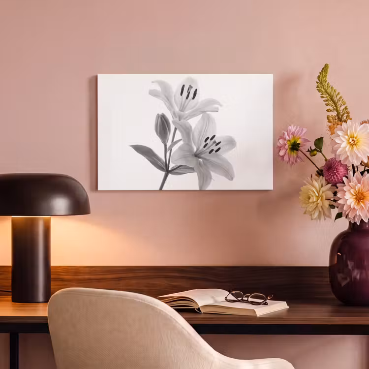 Lelies - Elegant - Zwart - Wit canvas 2cm klein -sfeer4