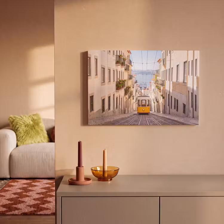 Tram - Straat - Stad - Architectuur - Geel canvas 2cm klein -sfeer1