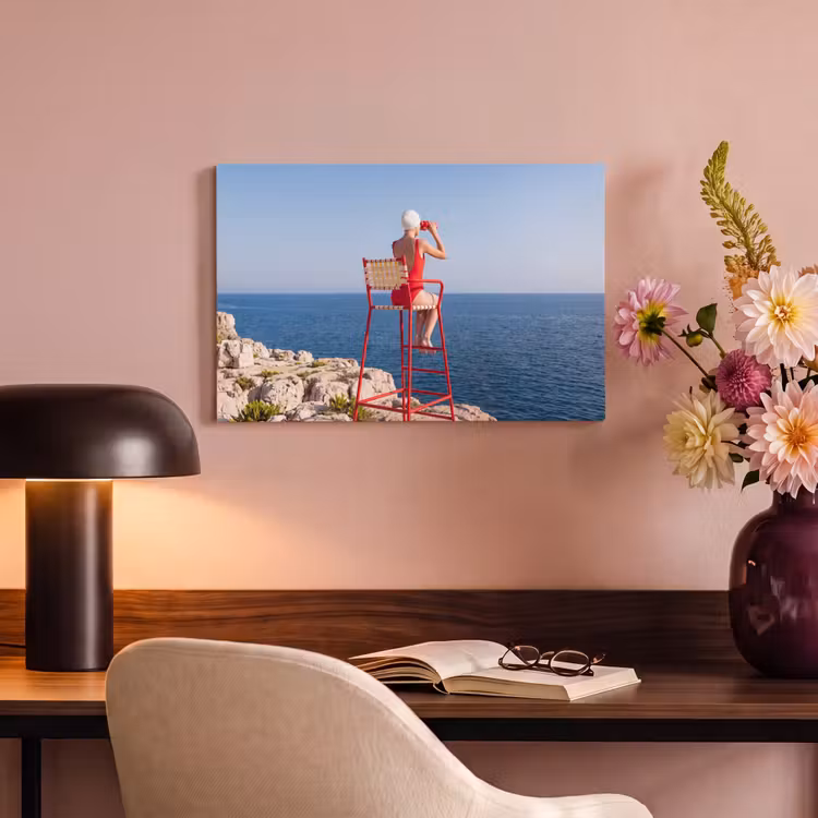 Vrouw - Zee - Kust - Verrekijker - Rood canvas 2cm klein -sfeer4