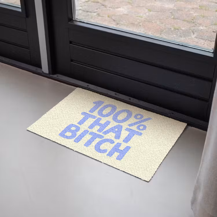100% that bitch - Blauw - Wit Deurmat klein -sfeer2