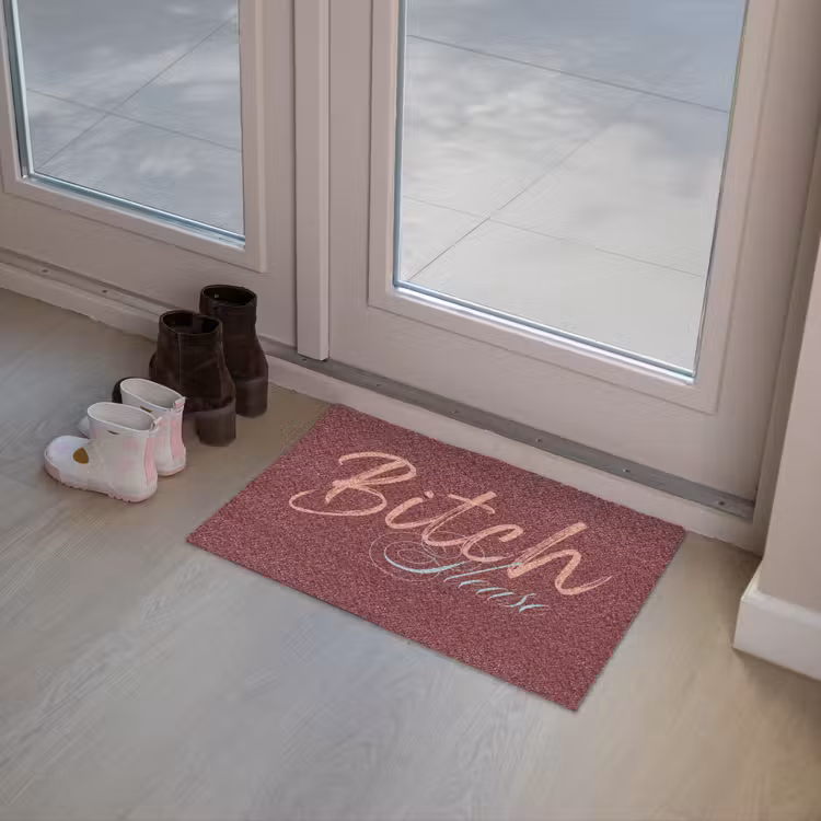Bitch please - Rood - Blauw Deurmat klein -sfeer3
