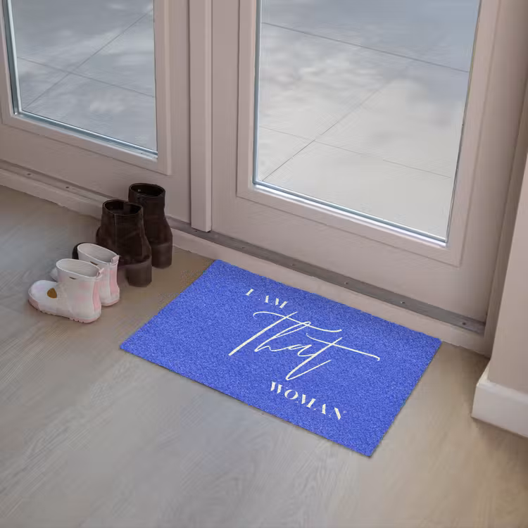 Blauw - I am that woman - Sierlijk - Minimalistisch Deurmat klein -sfeer3