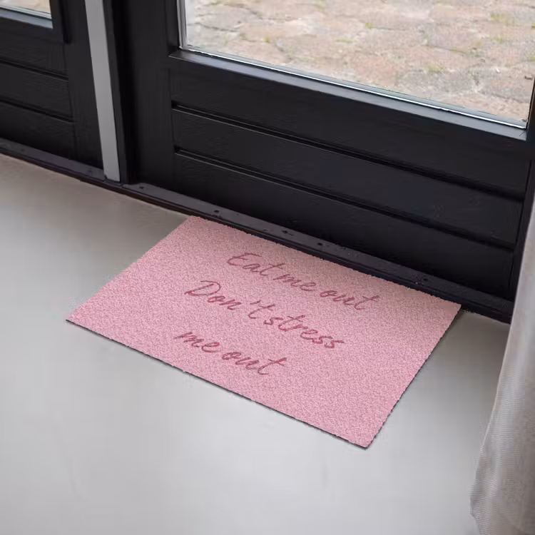 Eat me out don't stress me out - Roze - Handgeschreven Deurmat klein -sfeer2