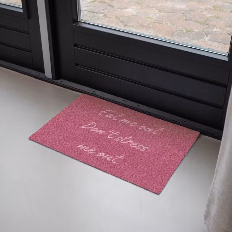 eat me out don't stress me out - Roze - Minimalistisch Deurmat klein -sfeer2