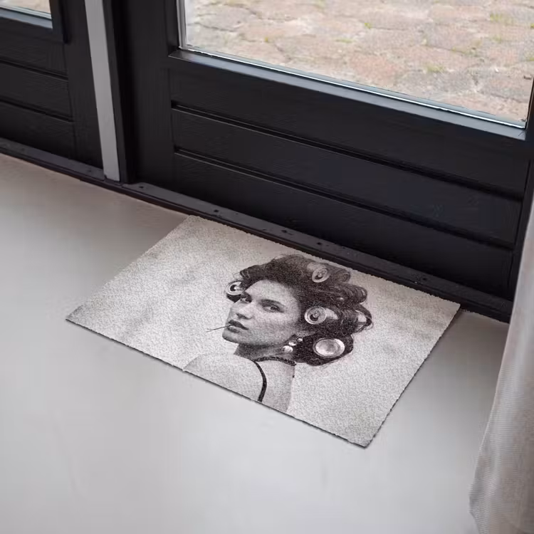 Edgy - Vrouw - Zwart - Wit Deurmat klein -sfeer2