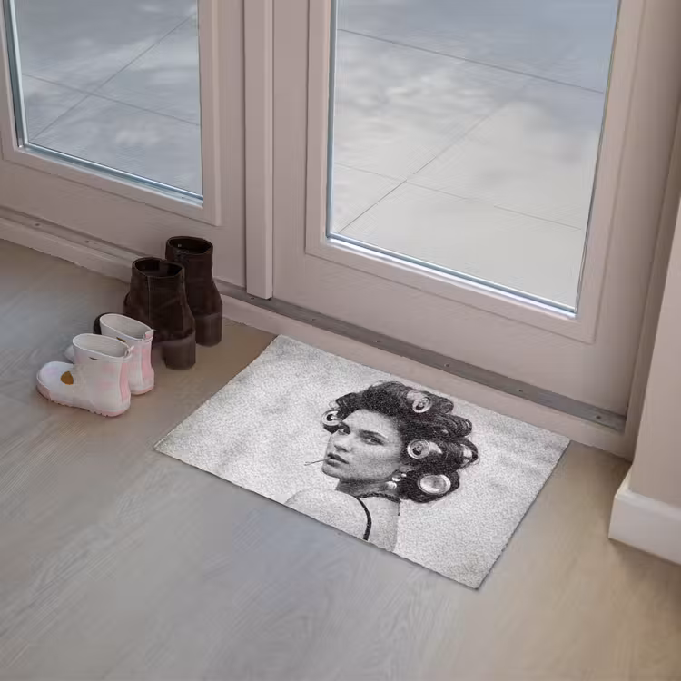 Edgy - Vrouw - Zwart - Wit Deurmat klein -sfeer3