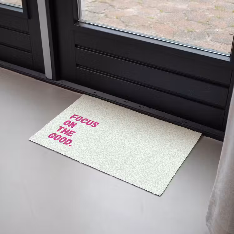Focus on the good - Beige - Roze Deurmat klein -sfeer2