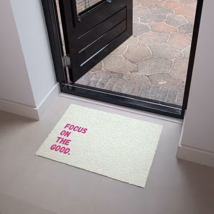 Focus on the good - Beige - Roze Deurmat klein -sfeer5