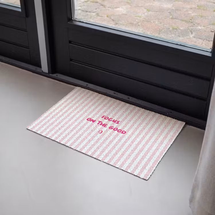 Focus on the good - Strepen - Roze - Smiley Deurmat klein -sfeer2