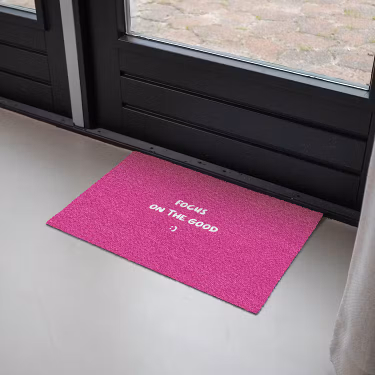 Focus - Smiley - Roze Deurmat klein -sfeer2