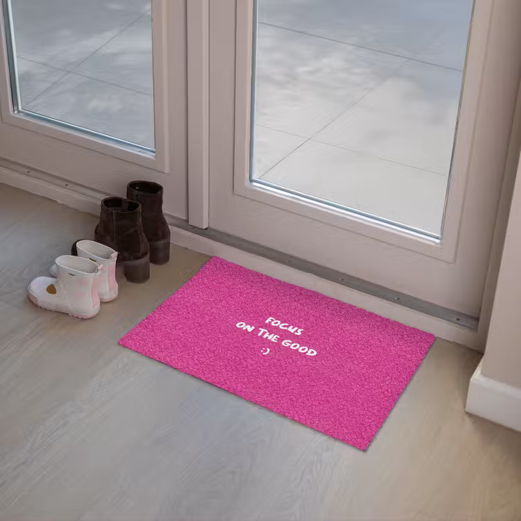 Focus - Smiley - Roze Deurmat klein -sfeer3