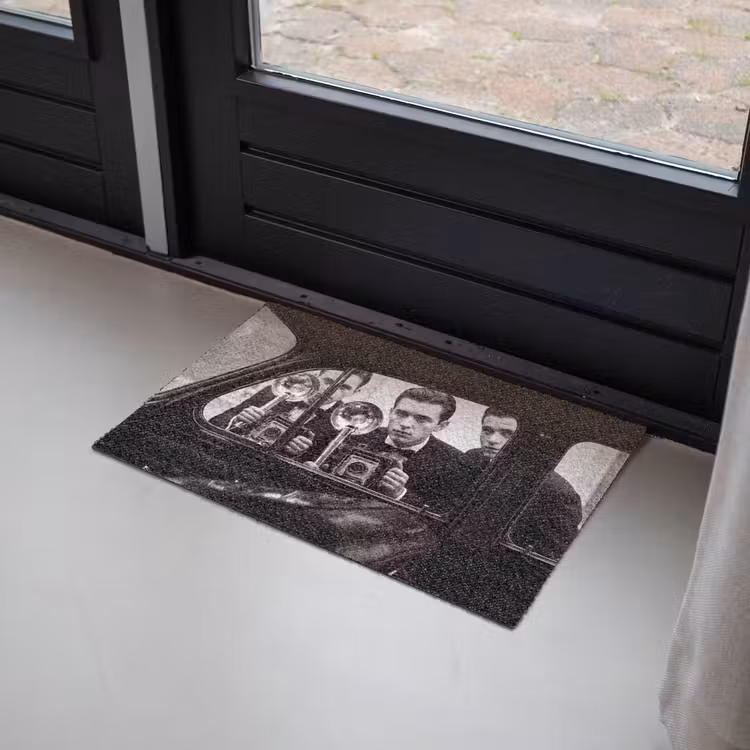 Fotograaf - Camera - Vintage - Journalistiek - Zwart-wit Deurmat klein -sfeer2